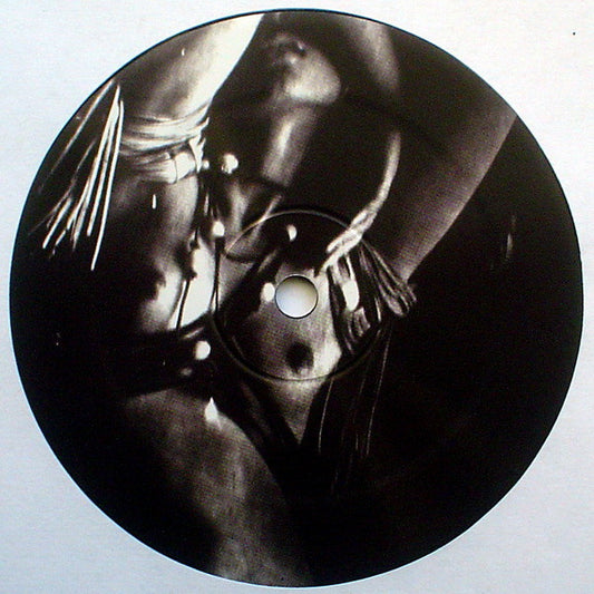 Lado B del vinilo A Drummer From Detroit – Drums #1 12" en Fit Sound, label con foto en blanco y negro de cuerpo femenino, estética cruda y artística.