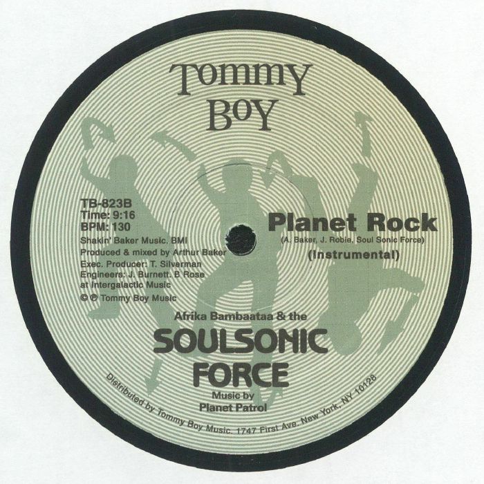 Portada trasera del vinilo "Planet Rock" de Afrika Bambaataa, editado por Tommy Boy en 12". Contiene información técnica, créditos y detalles de las pistas.