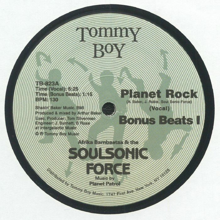 Portada delantera del vinilo "Planet Rock" de Afrika Bambaataa, lanzado por Tommy Boy en formato 12". Diseño icónico con créditos y título en negrita.