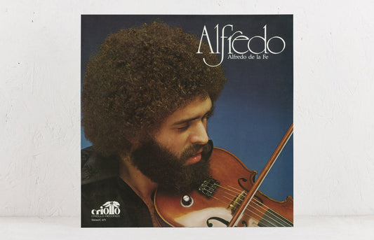 Funda del vinilo Alfredo De La Fé – Alfredo, fotografiada de frente sobre una superficie blanca, con el músico y su violín.