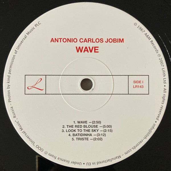 Etiqueta central del lado A del vinilo Antonio Carlos Jobim – Wave, con créditos, catálogo LR143 y cinco temas clásicos.