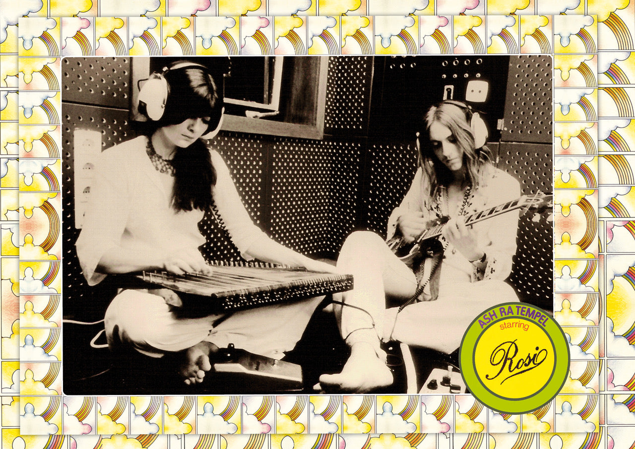 Fotografía en estudio incluida en la edición especial del vinilo Ash Ra Tempel – Starring Rosi (MG.ART, LP). Muestra a Rosi Müller y Manuel Göttsching en sesión de grabación.