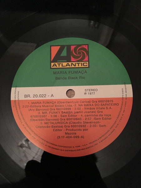 Etiqueta central del vinilo Banda Black Rio – Maria Fumaça (Lado A), con logo Atlantic, catálogo BR 20.022-A y cinco temas detallados con créditos.