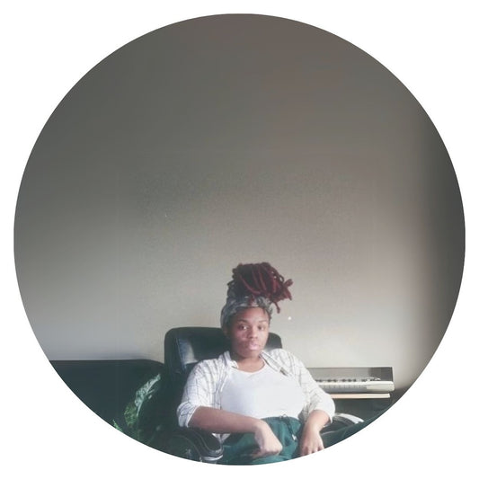 Etiqueta central del vinilo Char – Create The Life en Maybee Hill Music 12" EP, lado B con retrato artístico de la artista sentada frente a pared gris.