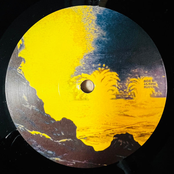 Lado B del vinilo Cratere Centrale – Excursions vol.2, 7" en Roots Underground Records, etiqueta ilustrada en amarillo y negro con paisaje abstracto, mención Side B 45 RPM y referencia RU013V.