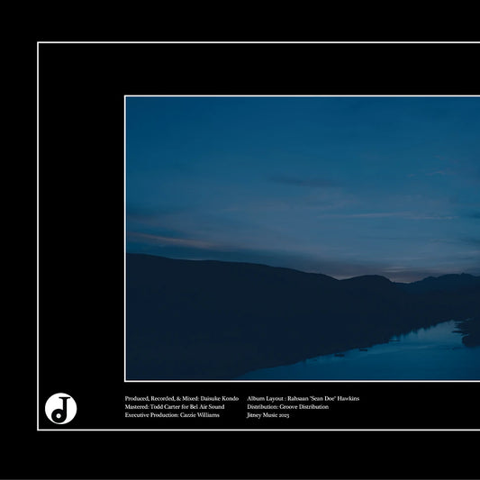 Contraportada del vinilo Daisuke Kondo – Rudimentary Thinking con paisaje azul y créditos de producción visibles.
