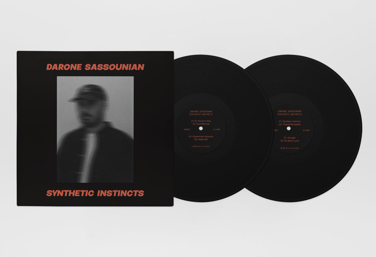 Doble LP Darone Sassounian – Synthetic Instincts mostrando funda negra y discos con listas de canciones impresas en el sello central.