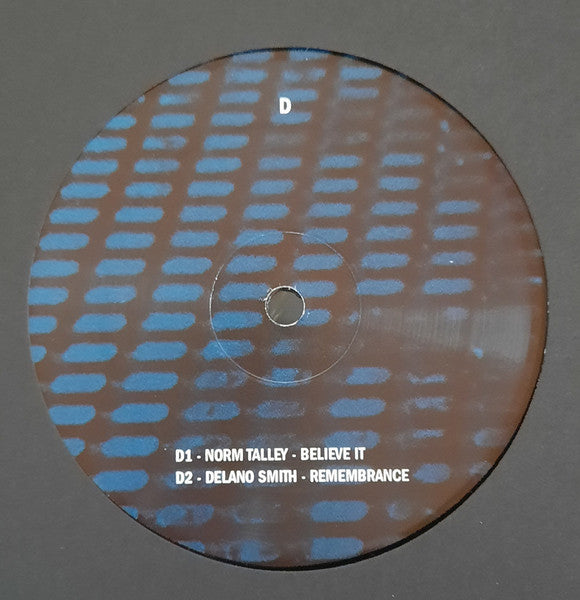 Etiqueta del lado D del vinilo Delano Smith / Norm Talley – Straight Up No Chaser con patrón azul y pistas D1 Believe It y D2 Remembrance impresas en blanco