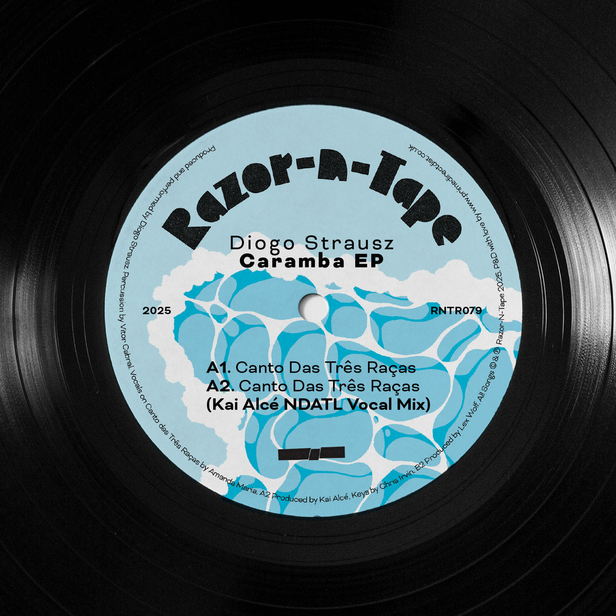 Etiqueta del lado A del vinilo con dos versiones de "Canto Das Três Raças". Aparece el sello Razor-N-Tape Reserve y el código RNTR079.
