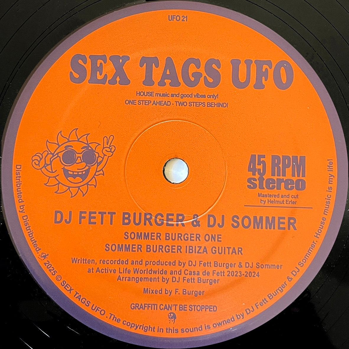 Etiqueta central del lado B del vinilo DJ Fett Burger & DJ Sommer – Sommer Burger House Life Vol 1 con los temas “Sommer Burger One” y “Sommer Burger Ibiza Guitar”, y arte soleado del sello Sex Tags UFO.