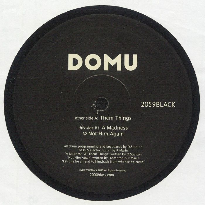 Etiqueta central lado B del vinilo Domu – Them Things en 12" de 2000 Black, con créditos, pistas “A Madness” y “Not Him Again”, y número de catálogo 2059BLACK.