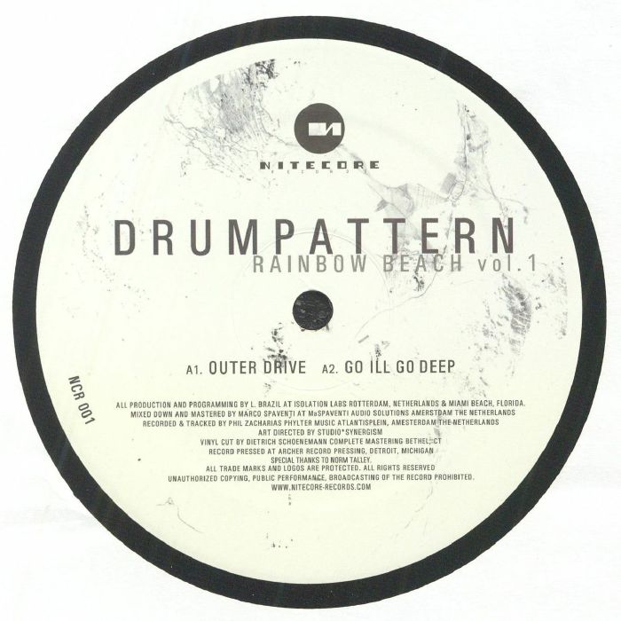 Etiqueta central lado A del vinilo Drumpattern – Rainbow Beach Vol. 1 de Nitecore Records, 12" EP, con pistas “Outer Drive” y “Go Ill Go Deep” y créditos completos.