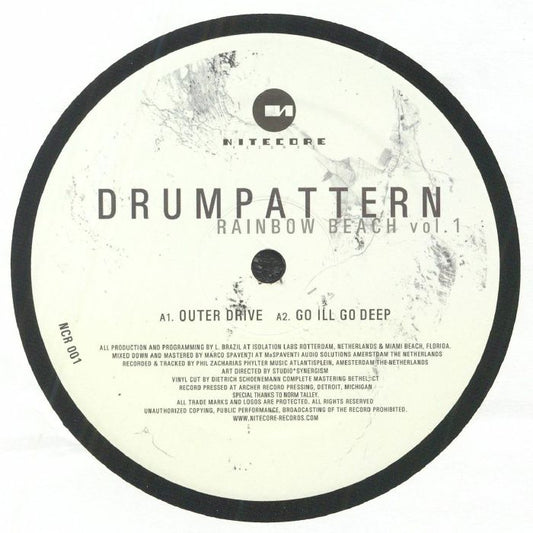 Etiqueta central lado A del vinilo Drumpattern – Rainbow Beach Vol. 1 de Nitecore Records, 12" EP, con pistas “Outer Drive” y “Go Ill Go Deep” y créditos completos.