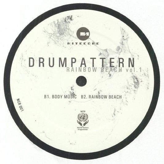 Etiqueta central lado B del vinilo Drumpattern – Rainbow Beach Vol. 1 de Nitecore Records, 12" EP, con pistas “Body Music” y “Rainbow Beach” y diseño minimalista en tonos claros.
