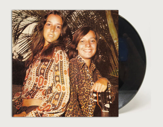 Vinilo Elia y Elizabeth – Alegría junto a su portada, con el disco negro parcialmente visible.