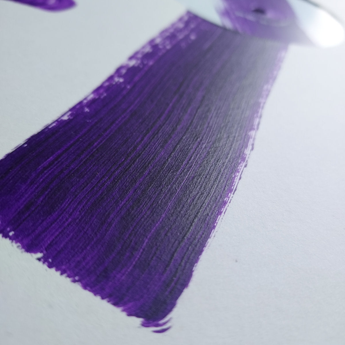 Detalle lateral del vinilo Ernesto – 1999 Love Story EP mostrando la pincelada violeta texturizada que cruza la etiqueta blanca.