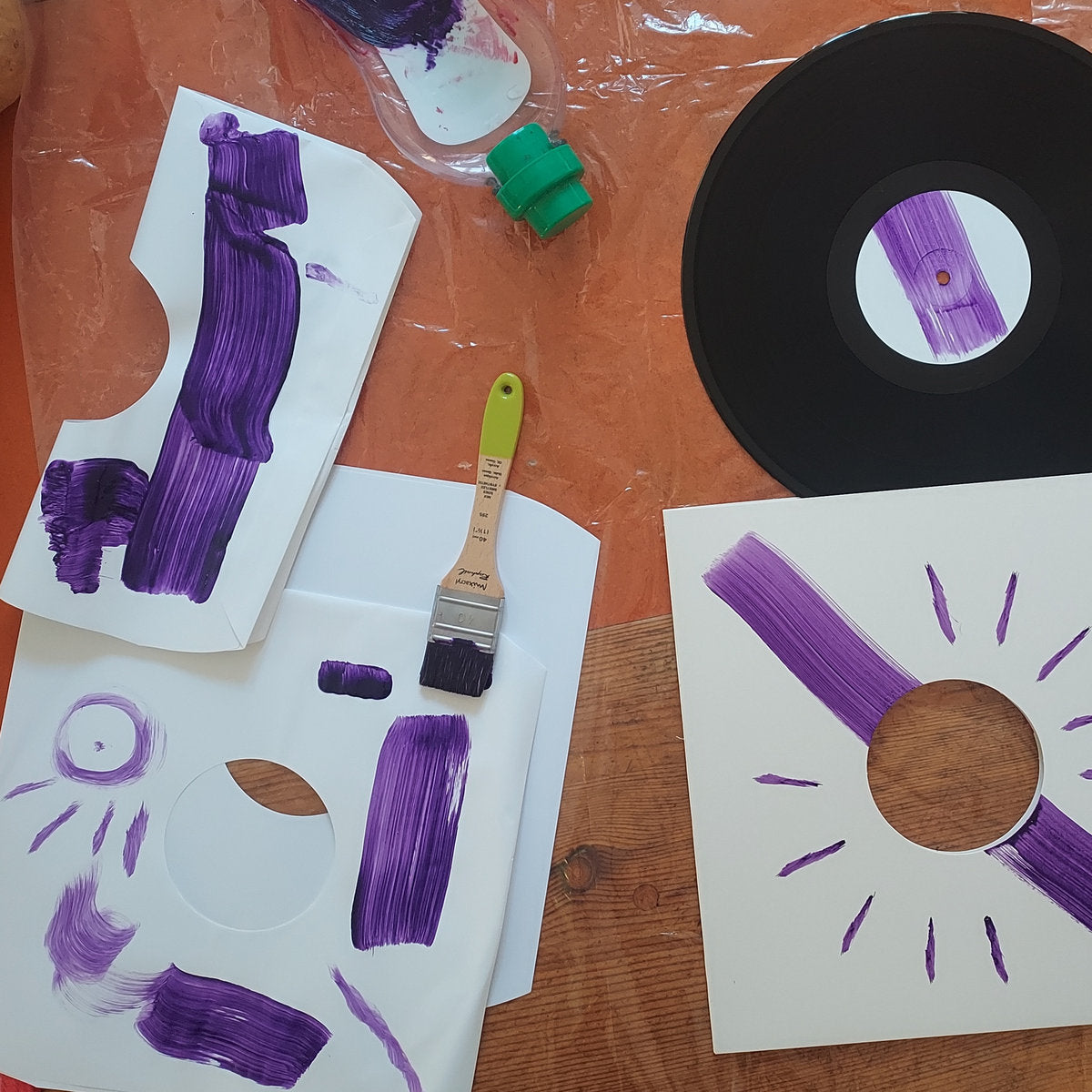 Vista de la edición artesanal del vinilo Ernesto – 1999 Love Story EP, con funda y etiqueta intervenidas con pintura violeta.