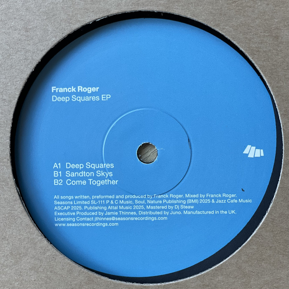 Etiqueta central azul del vinilo Franck Roger – Deep Squares EP (Seasons Limited, 12") con créditos, pistas A1-B1-B2 y sello en diseño minimalista.