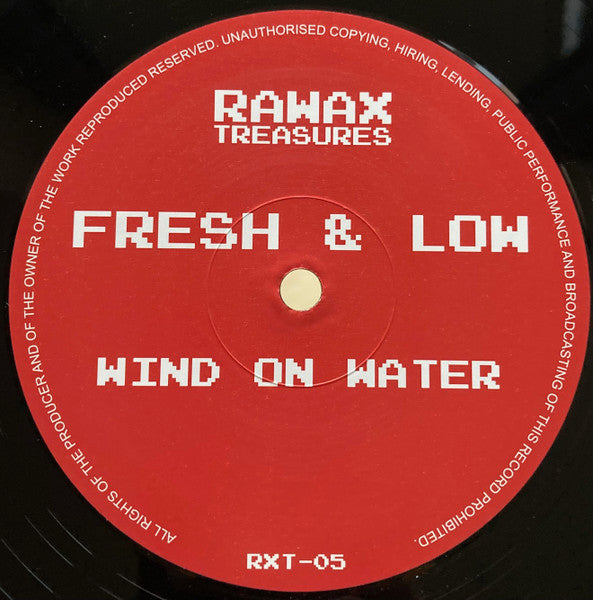 Lado A del vinilo Fresh & Low – Wind On Water (Rawax, 12"). Etiqueta roja con el título y nombre del artista en tipografía pixelada.
