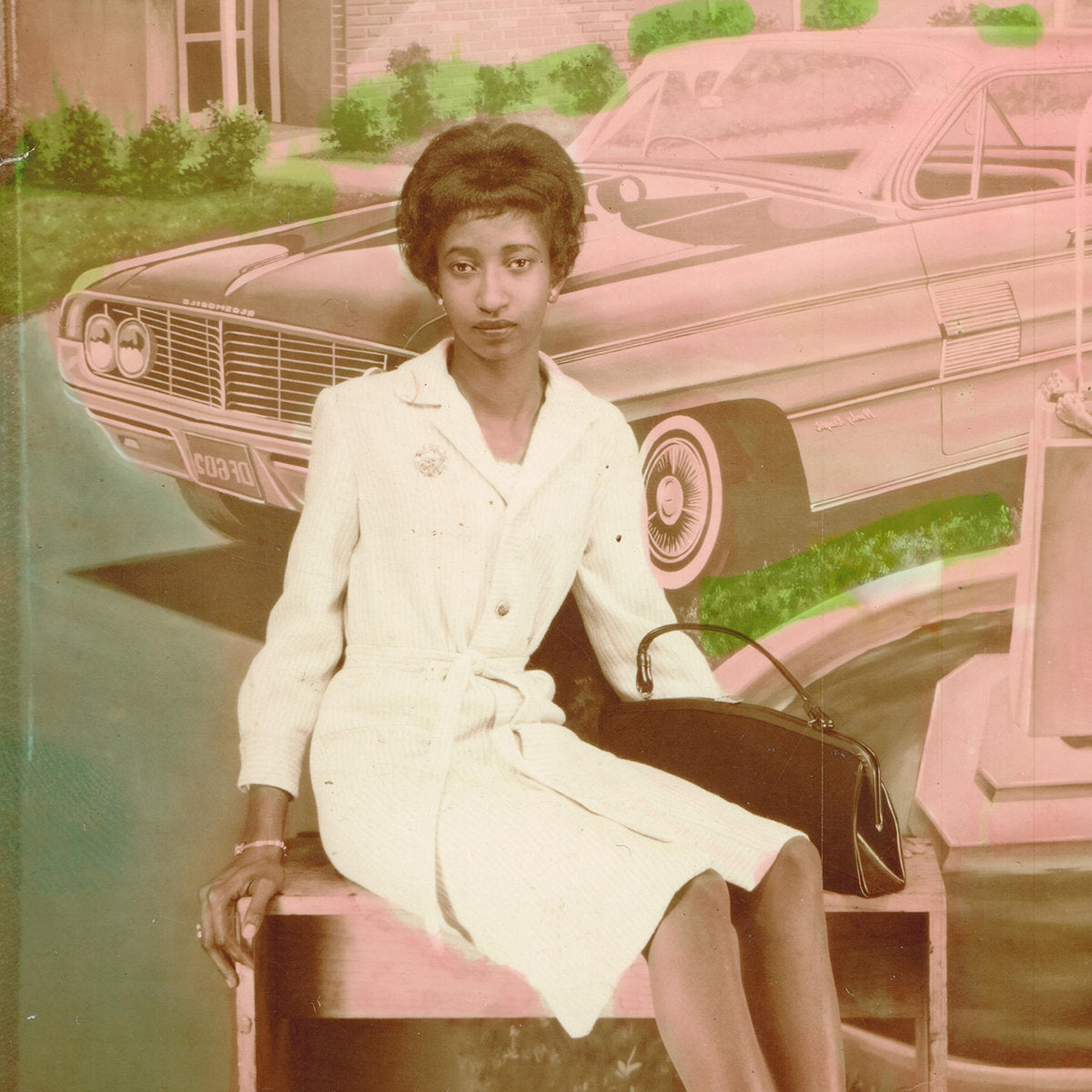 Fotografía vintage en la portada del vinilo Gabriels – Love & Hate In A Different Time (Parlophone, 12", EP, Reimpresión), con una mujer elegante frente a un coche clásico, evocando el alma del soul moderno.