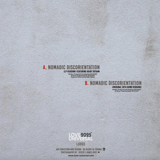 Contraportada del vinilo 12" GE-OLOGY Feat. Kaidi Tatham – Nomadic Discorientation con listado de pistas A y B, créditos, logo de Love Universal y diseño limpio sobre textura gris.