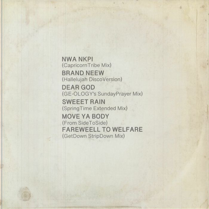 Portada trasera del vinilo GE-OLOGY – Versions Part One lanzado por Hot Biscuit Recordings. Texto impreso: lista de canciones con mezclas especiales y títulos únicos.