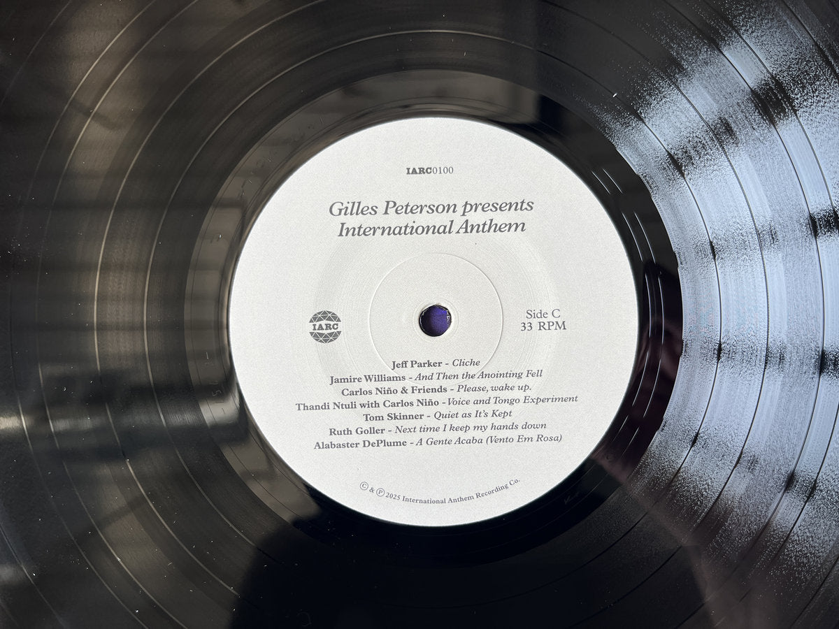 Etiqueta central del vinilo Gilles Peterson – Gilles Peterson Presents International Anthem lado C con pistas y catálogo IARC0100.