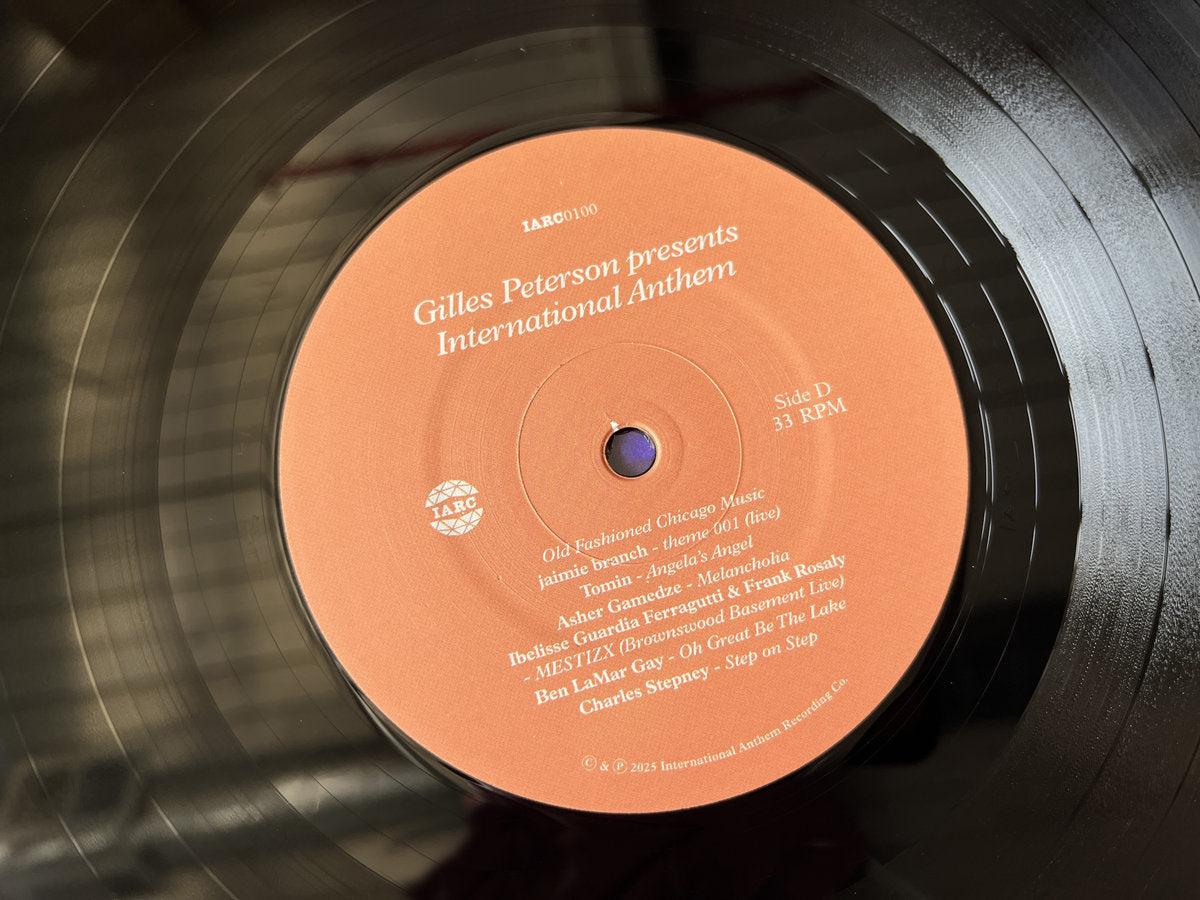 Etiqueta central del vinilo Gilles Peterson – Gilles Peterson Presents International Anthem lado D en color naranja con créditos visibles.