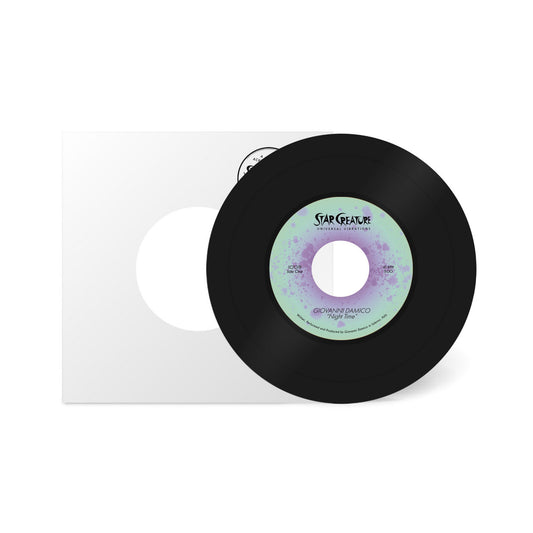 Vinilo 7" Giovanni Damico – Night Time fuera de la funda blanca, con label Star Creature pastel y créditos visibles.