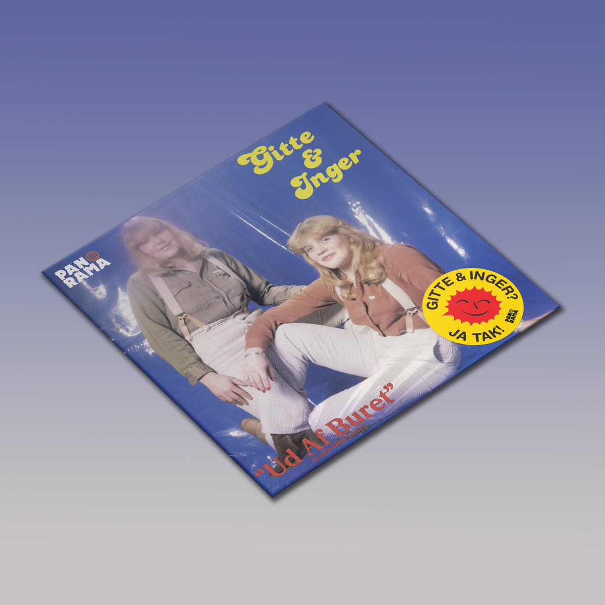 Vista en perspectiva del vinilo Gitte & Inger – Ud Af Buret (Can't Hide Love) con su funda original azul y sello Panorama, reedición 7" 45 RPM.