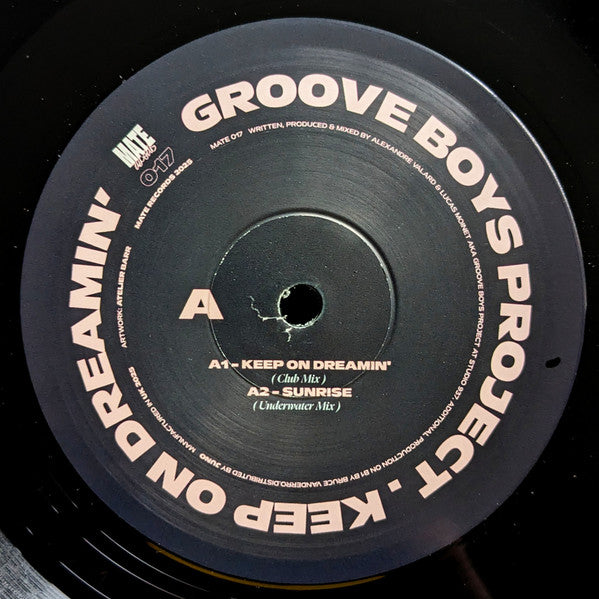 Etiqueta central del lado A del vinilo Groove Boys Project – Keep On Dreamin', con los temas “Keep On Dreamin’” y “Sunrise”.