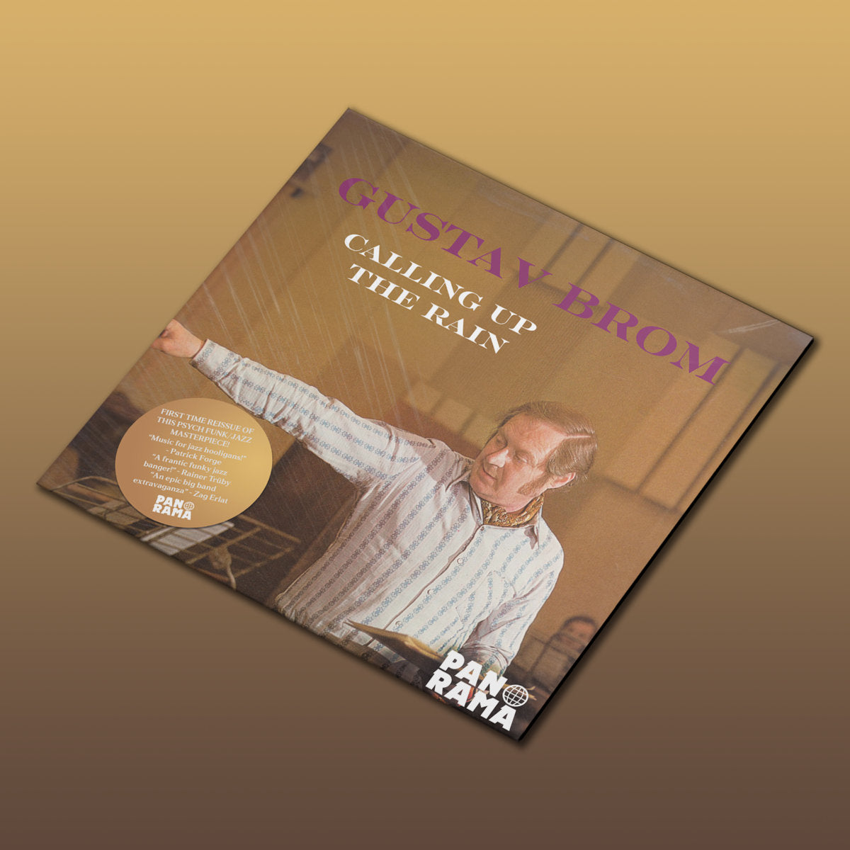 Fotografía del vinilo completo Gustav Brom – Calling Up The Rain de Panorama, reedición 7" 45 RPM remasterizado, con portada inclinada sobre fondo degradado.