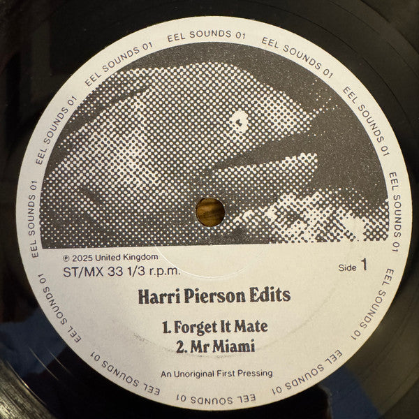 Etiqueta central del lado A del vinilo Harri Pierson Edits – Eel Sounds 001, con diseño en blanco y negro de una anguila pixelada y dos pistas: "Forget It Mate" y "Mr Miami", a 33 1/3 rpm.