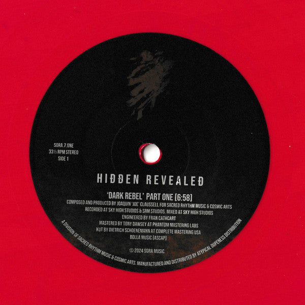 Etiqueta central del lado A del vinilo Hidden Revealed – Dark Rebel de SORA, edición limitada 7" rojo; muestra la pista “Dark Rebel Part One” con duración de 6:58 y créditos detallados de producción y mezcla.