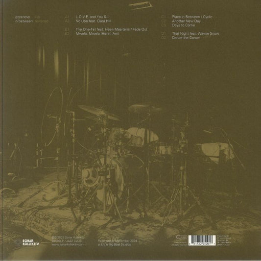 Contraportada del vinilo Jazzanova – In Between - Live Revisited con foto de batería en estudio y lista de canciones.
