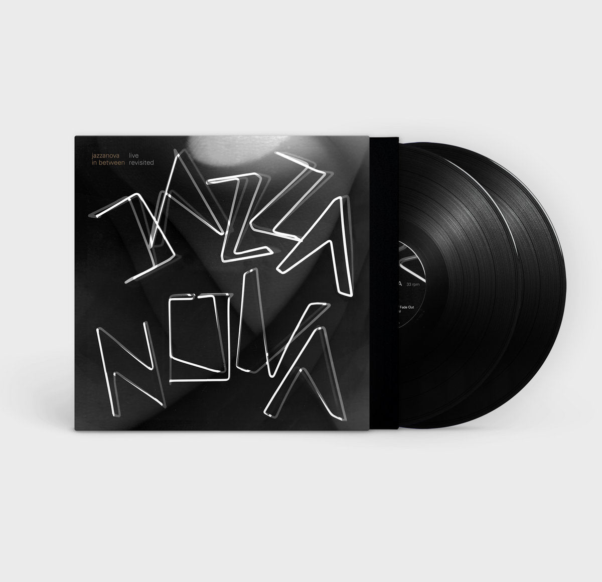 Vinilo doble parcialmente fuera de su funda con portada de Jazzanova – In Between - Live Revisited al frente.