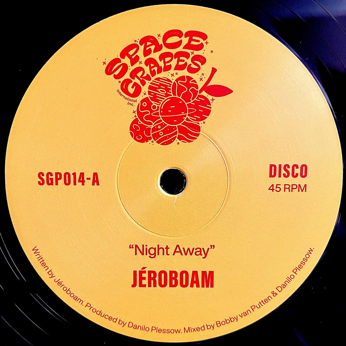 Lado A del vinilo 12" Jéroboam – Night Away / Dive Into Darkness en Space Grapes, etiqueta amarilla disco 45 RPM, catálogo SGP014-A, créditos y título Night Away visibles.