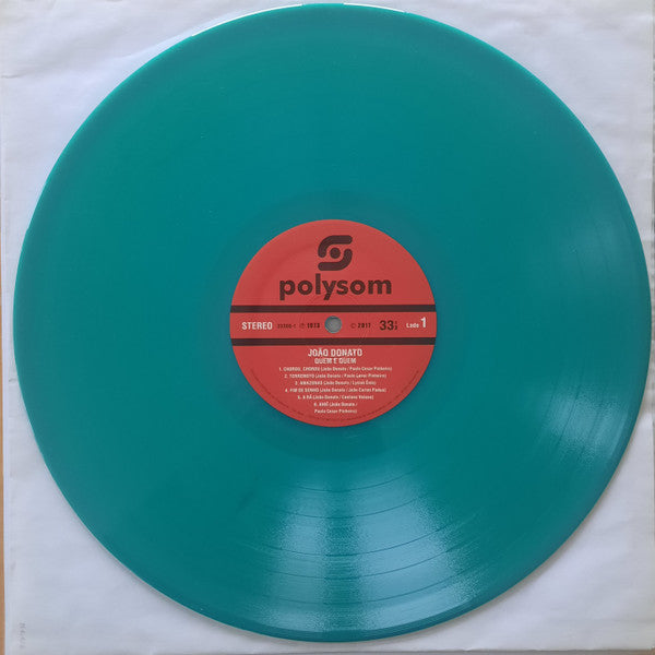 Etiqueta central del lado A del vinilo João Donato – Quem É Quem en color verde, con detalles del sello Polysom y cinco pistas visibles.