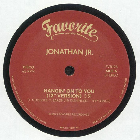 Etiqueta del lado A del vinilo de Jonathan Jr. / Special Occasion – Hangin’ On To You / Flyin’ To Santa Barbara publicado por Favorite Recordings. Contiene el tema “Hangin’ On To You (12” Version)” a 45 RPM.