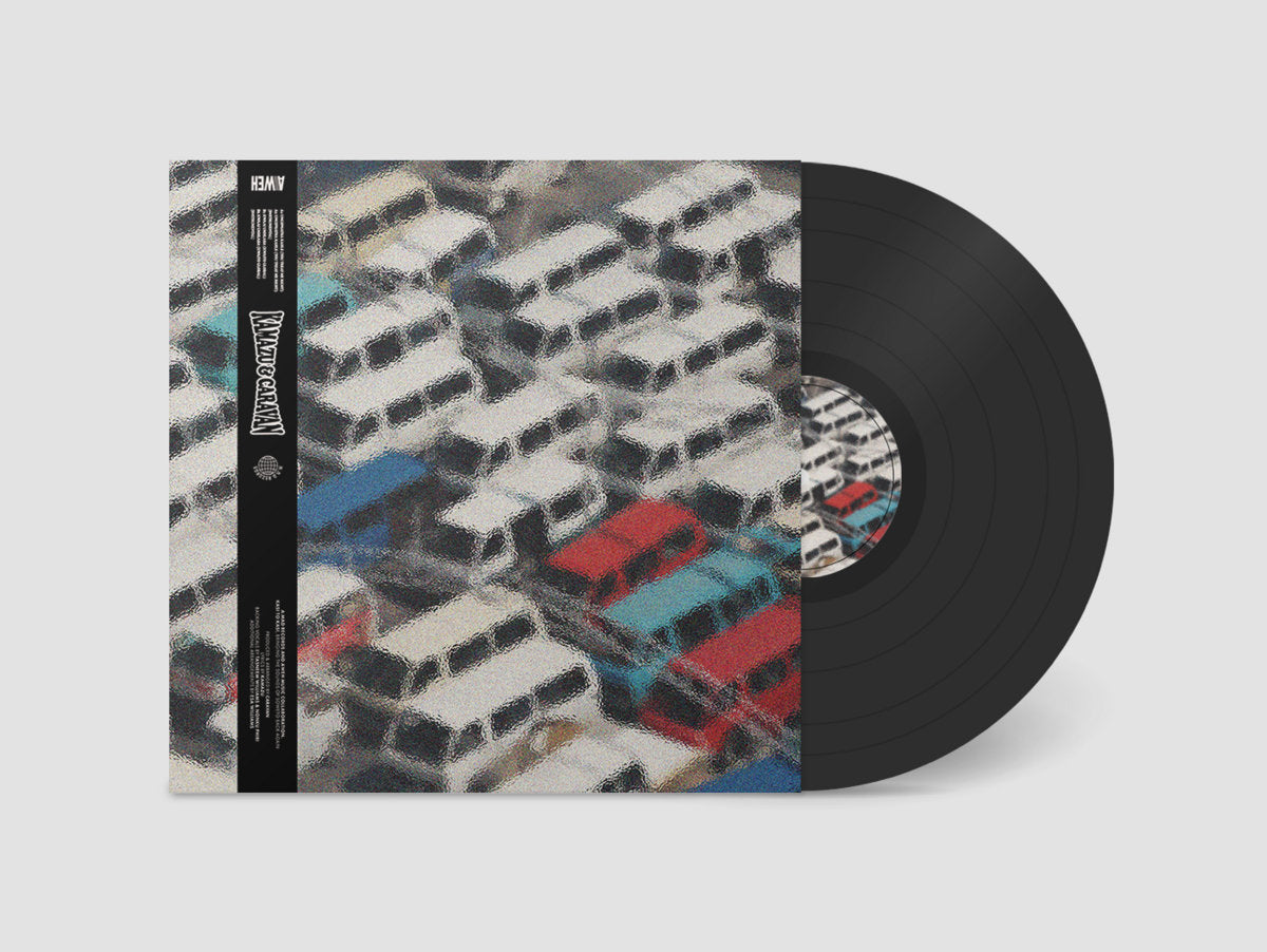 Vinilo Kamazu & Caravan – Ungiphatha Kahle mostrado parcialmente en funda con arte de combis sobre fondo neutro.