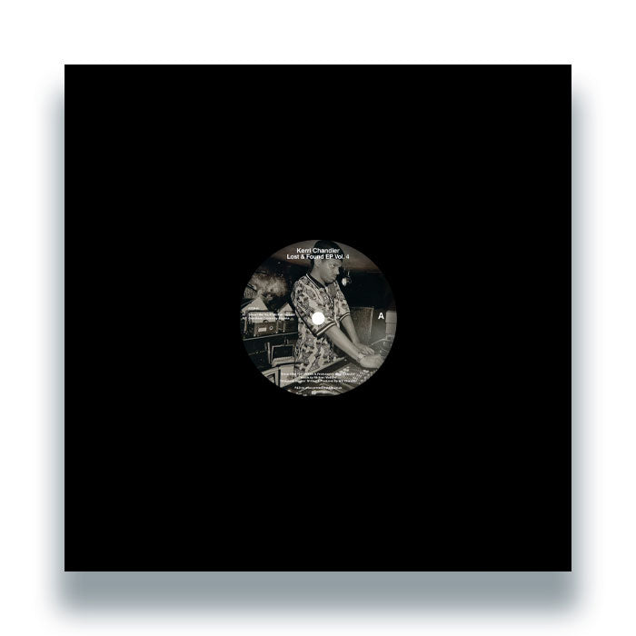 Portada delantera del vinilo Kerri Chandler – Lost & Found EP Vol. 4, editado por Kaoz Theory en 12”. Texto impreso: Diseño minimalista con centro visible del vinilo y etiqueta del lado A expuesta.
