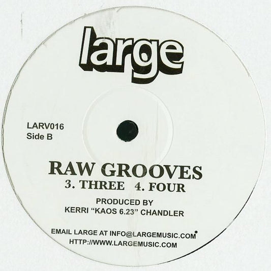 Contraportada del vinilo Kerri Chandler - Raw Grooves publicado por Large Records en formato 12". Diseño similar a la portada con el logo de Large. Texto impreso: "RAW GROOVES", lista de pistas del lado B (“Three”, “Four”) y créditos de producción.