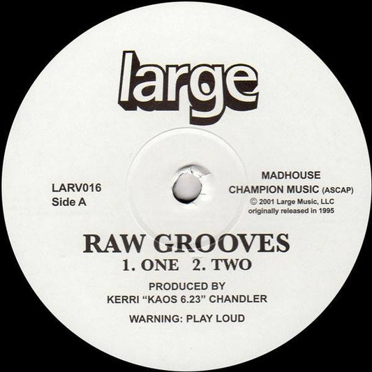 Portada del vinilo Kerri Chandler - Raw Grooves publicado por Large Records en formato 12". Diseño minimalista con el logo de Large. Texto impreso: "RAW GROOVES", lista de pistas del lado A (“One”, “Two”) y créditos de producción.