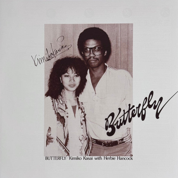 Insert interior del vinilo Kimiko Kasai With Herbie Hancock – Butterfly con foto de Kasai y Hancock firmada por la artista.