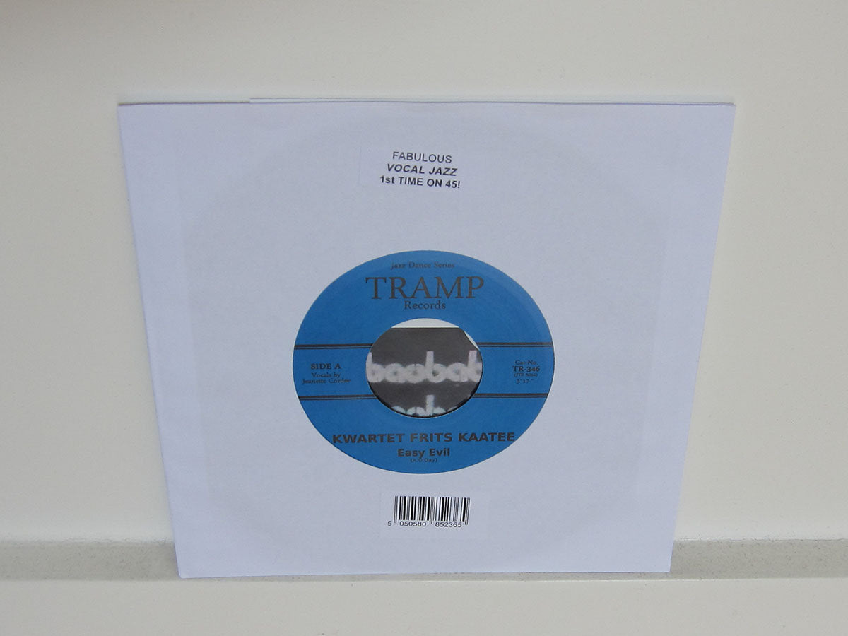 Funda del vinilo Kwartet Frits Kaatee – Easy Evil de Tramp Records mostrando el disco 7" azul parcialmente visible, ideal para coleccionistas de sencillos jazz y vocal jazz en 45 RPM.