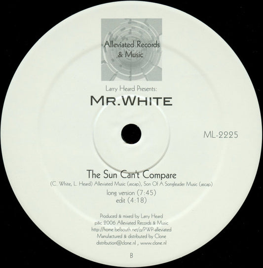 Portada trasera del vinilo Larry Heard Presents: Mr. White – The Sun Can't Compare, bajo Alleviated Records, 12", reedición, reimpresión. Texto impreso: muestra las versiones (long 7:45 / edit 4:18) y créditos musicales.