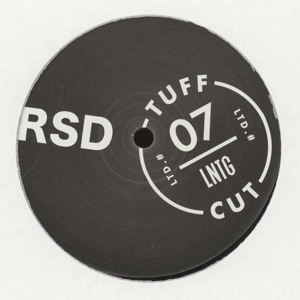 Etiqueta central del vinilo Late Nite Tuff Guy – Tuff Cut 07 12" en sello Tuff Cut, con diseño minimalista y catálogo destacado.