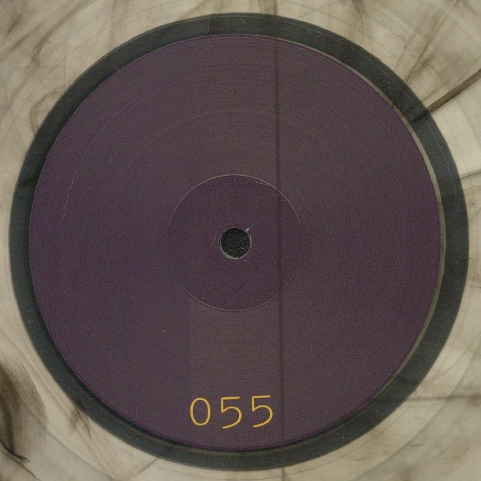 Lado B del vinilo Lesterr – 2 Jahre Dazwischen EP con etiqueta púrpura numerada como 055, diseño sobrio y elegante.