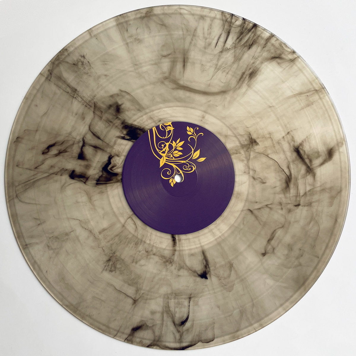 Primer plano del vinilo Lesterr – 2 Jahre Dazwischen EP en su funda interior de papel con logo del sello Ornaments visible.