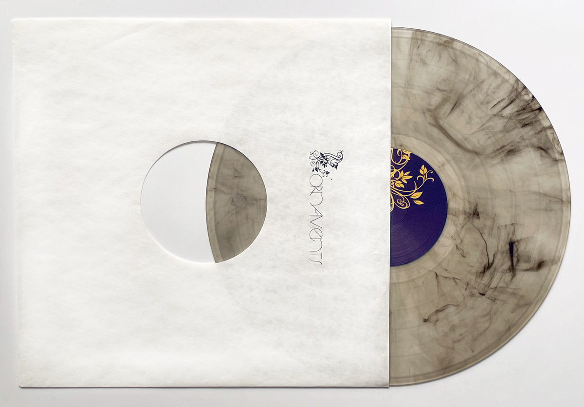 Vista completa del vinilo jaspeado 12" de Lesterr – 2 Jahre Dazwischen EP con centro púrpura decorado en dorado.